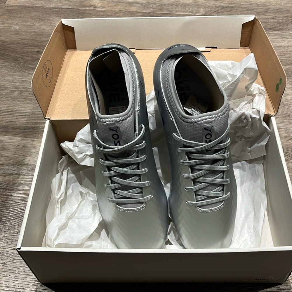 Puma One men’s cleats, silver and navy size 10 NWT